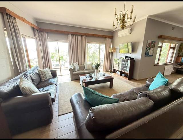 5 BEDROOM HOUSE FOR SALE IN BERGZICHT